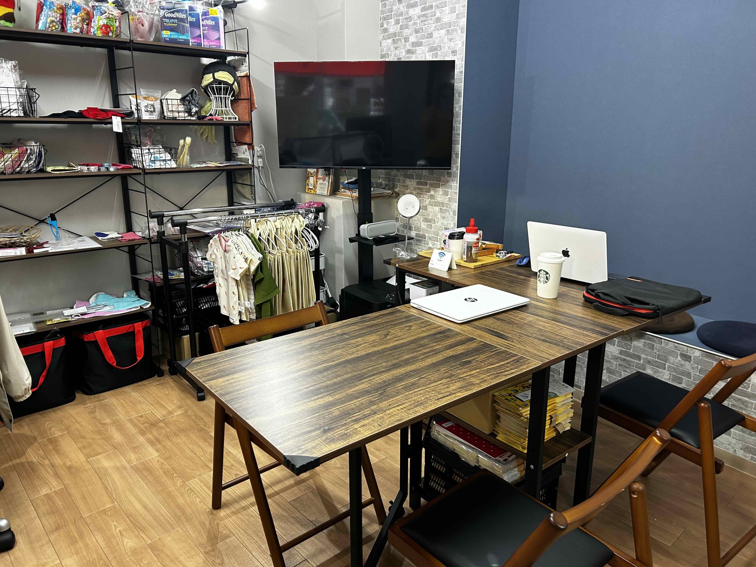 机や展示棚を備えた事務所