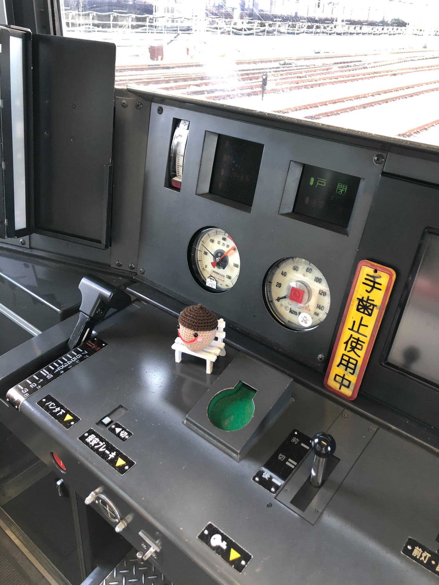 小田急電鉄の運転台にいるどんぐりのあみぐるみさん
