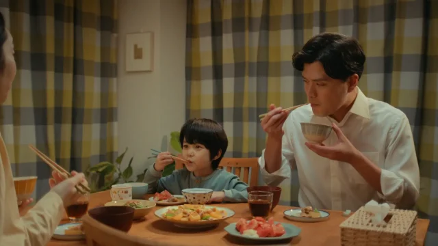 家族で食卓を囲むWEB CMの一場面